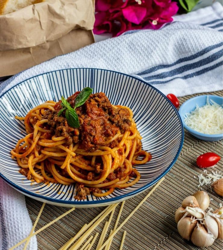 spageti-boloneze-s-teleshka-i-svinska-kajma