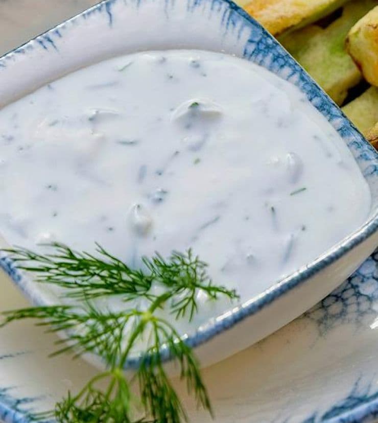 Оригинално гръцко дзадзики в керамична купа с копър и краставици